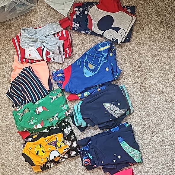 8 pajama sets size 5 - Picture 1 of 11